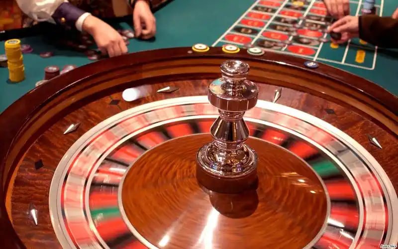 Mobile Online Slot ကစားနေသော မြန်မာ ကစားသူ Smartphone ဖြင့်